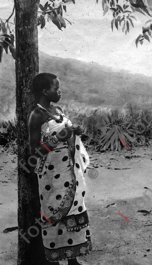 Afrikanisches Mädchen | African girl - Foto foticon-simon-192-049-sw.jpg | foticon.de - Bilddatenbank für Motive aus Geschichte und Kultur